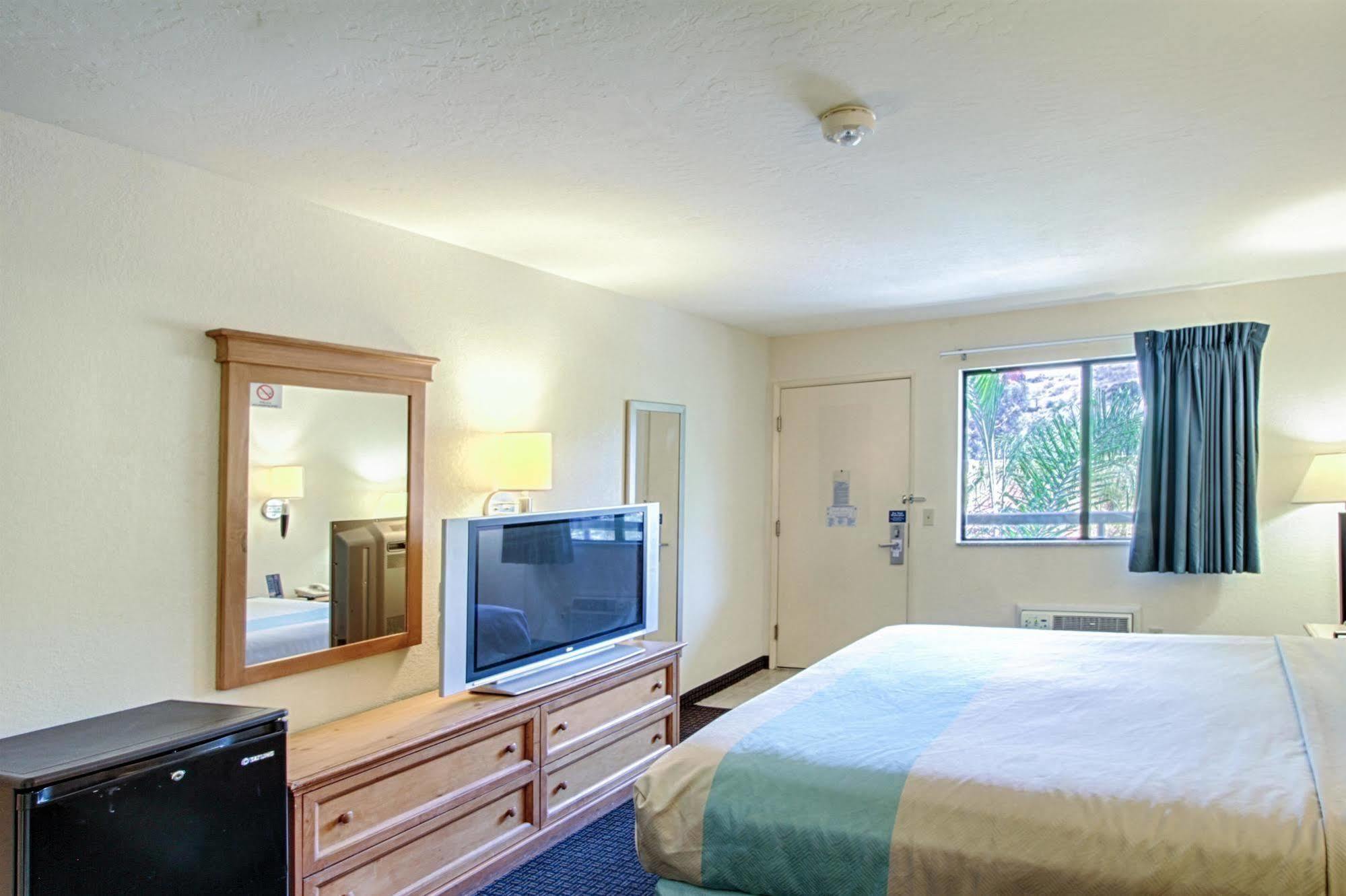 Motel 6 San Diego - Mission Valley Zewnętrze zdjęcie